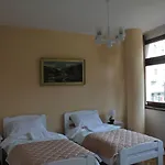 Mali Dvor